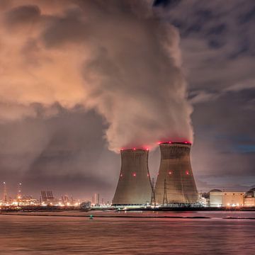 Kerncentrale Doel in de nacht met rookpluimen, Antwerpen