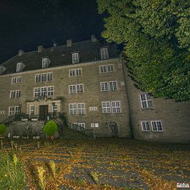 Nachtfoto van een verlaten kasteel. van Het Onbekende