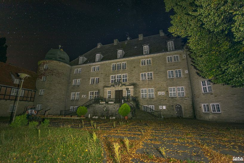 Night photograph of an abandoned castle. by Het Onbekende