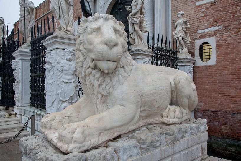 Ancienne statue romaine de lion devant l'arsenal à Venise, Italie par Joost Adriaanse