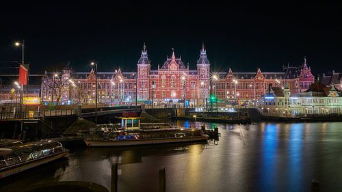 Amsterdam centraal station in de avond van Ad Jekel