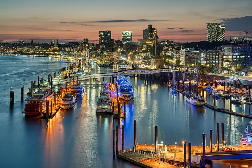 Hamburg bei Nacht von Michael Valjak