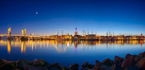 Soirée sur l'horizon de la ville de Kampen dans Overijssel, Pays Bas