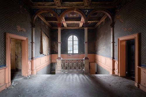 Escaliers dans le château abandonné.