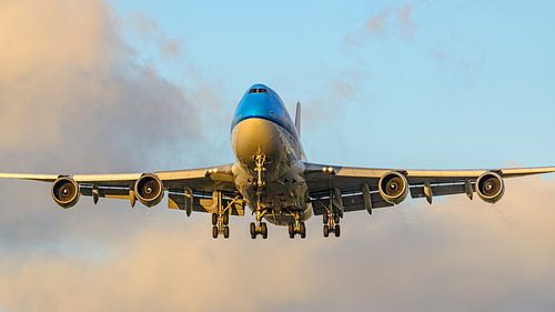 Landende KLM Boeing 747-400M jumbojet.