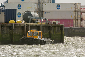 Ein Floß mit Ruderern im Hafen festgemacht