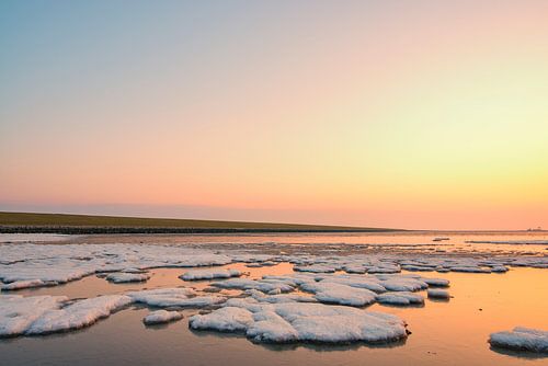 IJs- en zeelandschap op het wad in de Waddenzee