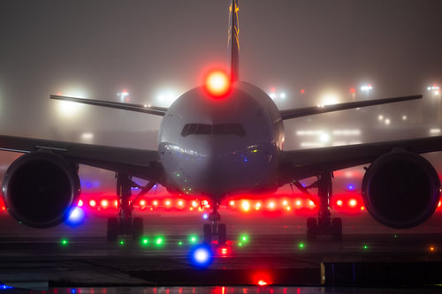 Eine Boeing 777 rollt vor dem Start am Frankfurter Flughafen. von Dennis Janssen