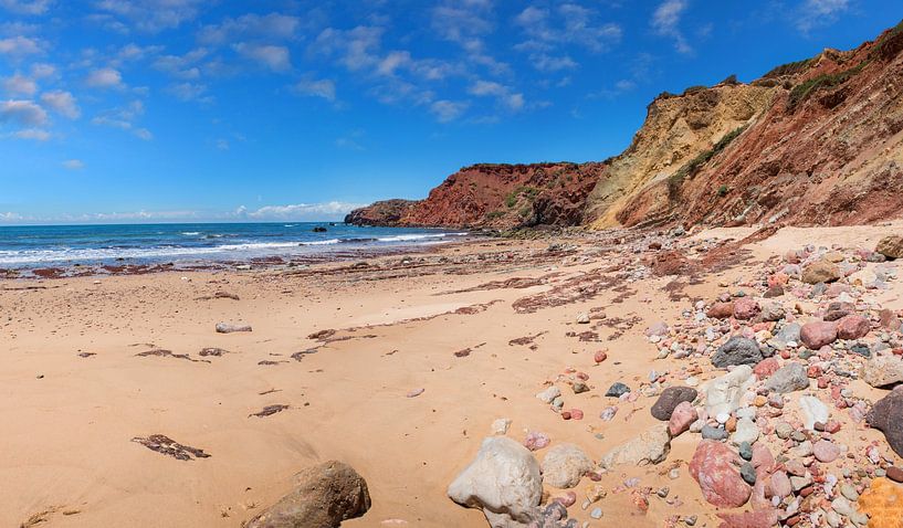 zandstrand Amado met kleurrijke stenen en rode klif, Algarve co van SusaZoom