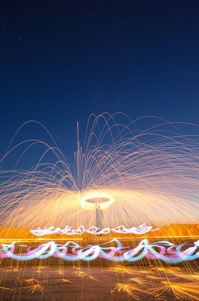 Staketsel Oostende, juist voor de dageraad by Hans Peter Debets