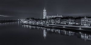 Ligne d'horizon de Deventer avec l'église Lebuïnus le soir - noir et blanc - 2