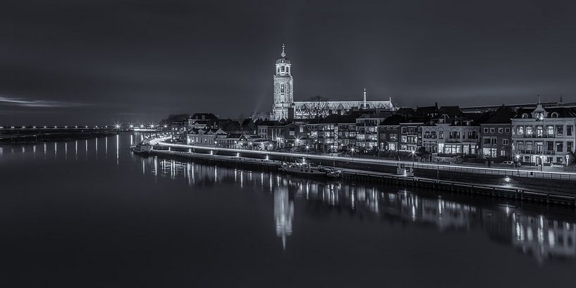 Deventer Skyline met Lebuïnuskerk in de avond - zwart-wit - 2 van Tux Photography