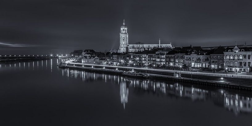 Deventer Skyline mit Lebuïnus Kirche am Abend - schwarz-weiß - 2 von Tux Photography