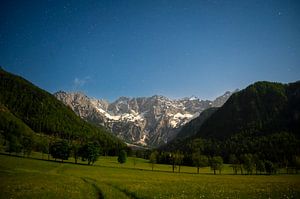 Nächtliche Ansicht des Zgornje Jezersko-Tals während des Frühlings