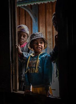 Madagaskar - Kinderen in Zafimaniry dorp van Rick Massar