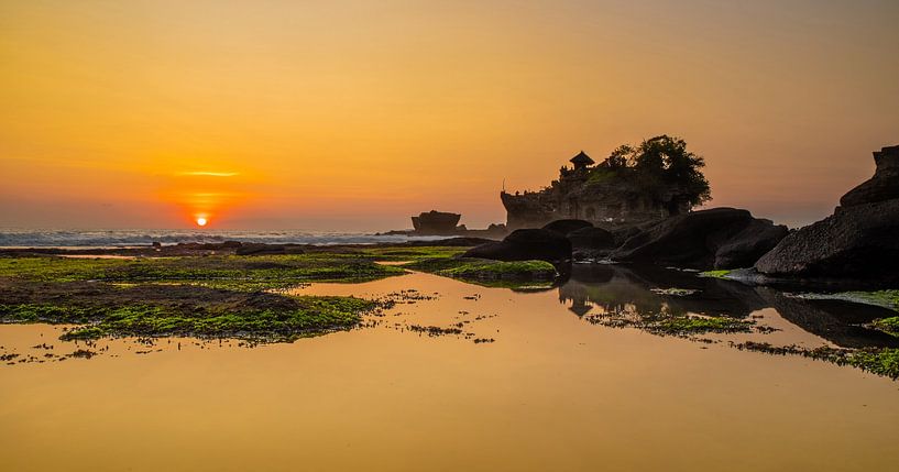 Zonsondergang met zicht op de Tanah Lot, Bali van Lex Scholten