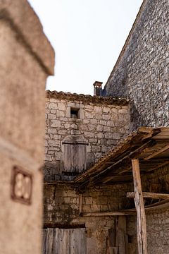 Oud stenen huis in Ruoms in de Ardèche in  Frankrijk van Fotograaf Elise