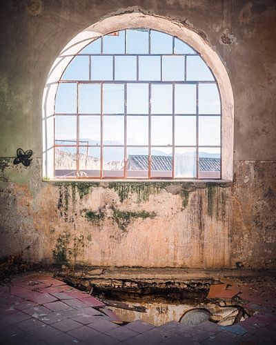 Hôpital abandonné en décrépitude.