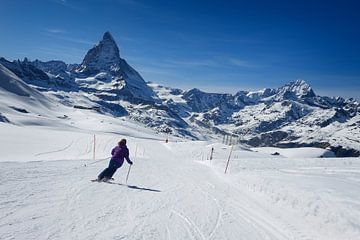 Skiër aan het skiën op de piste naar de Matterhorn in Zwitserland