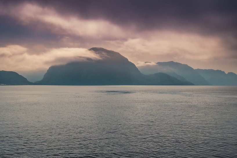 Bergen in de mist van Evy De Wit