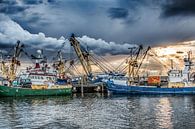Vissersboten in de haven van Harlingen en in het avondlicht van Harrie Muis thumbnail