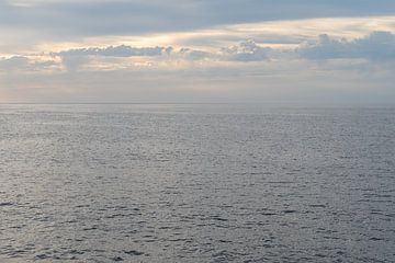 Silbernes Meerwasser und warmgraue Wolken