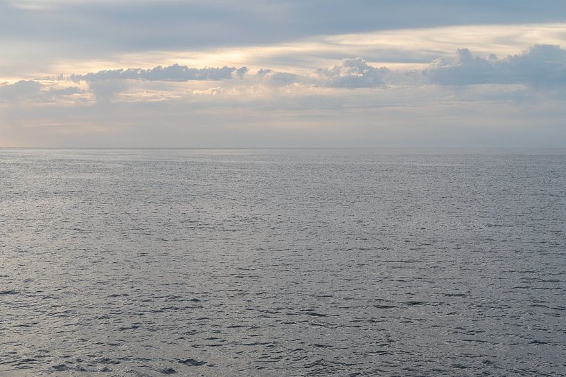 Eau de mer argentée et nuages gris chaud par Adriana Mueller