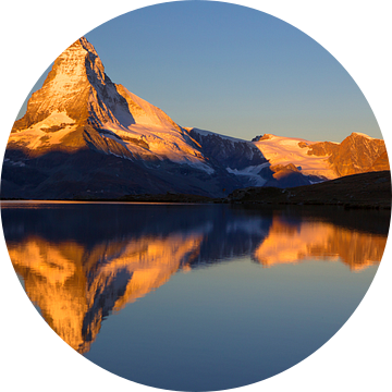 Magische zonsopgang op de Matterhorn bij Zermatt in Zwitserland van Menno Boermans