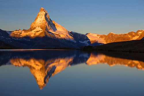 Magische zonsopgang op de Matterhorn bij Zermatt in Zwitserland van Menno Boermans