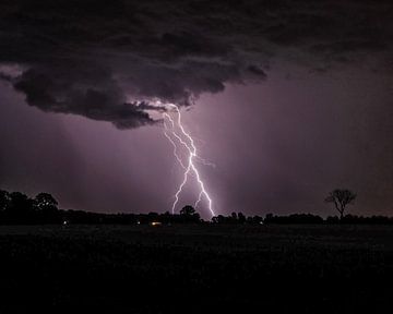 Blikseminslag in uitgestrekte omgeving