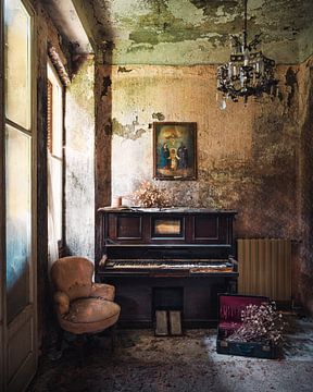 Piano in Verlaten Woning. van Roman Robroek - Foto's van Verlaten Gebouwen