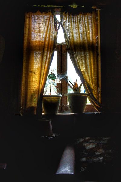 Verlaten spookachtig raam ergens in Europa! van Melvin Meijer