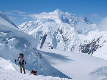 Glücklicher Alpinist mit Mount Foraker