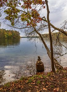 Blick über den See Schmaler Luzin auf die herbstliche Feldberge von Rico Ködder