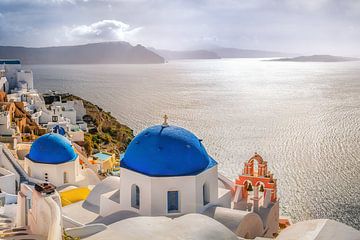 Kerk in Oia met blauwe koepel op het eiland Santorini. van Voss Fine Art Fotografie