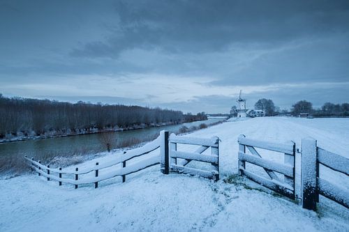 Molen in winterlandschap