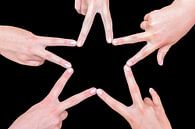 Hände von Kindern machen ein Stern auf schwarzem Hintergrund von Ben Schonewille Miniaturansicht
