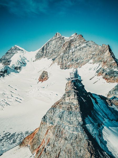 Wes Anderson: Sphinx - astronomisches Forschungszentrum auf einem Berggipfel. von Hidde Hageman