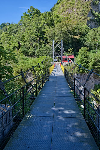Schwindelerregende Überquerung der Hängebrücke