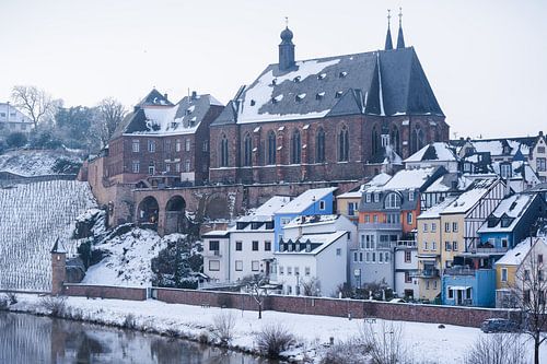 Saarburg in de winter met sneeuw