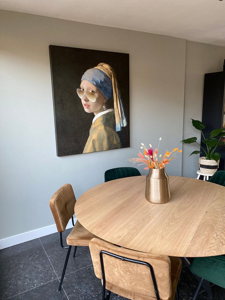 Fille avec la boucle d'oreille en perle et les lunettes de soleil  par Fela de Wit 