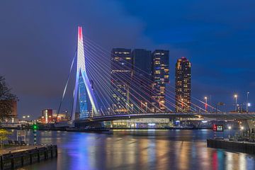 Die Erasmusbrücke in Rotterdam in Rot Weiß Blau vom Leuvehaven aus