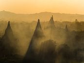 Sonnenuntergang am Tempelfeld in Bagan, Myanmar von Shanti Hesse Miniaturansicht