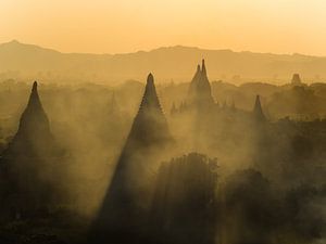 Zonsondergang bij het tempelveld in Bagan, Myanmar van Shanti Hesse