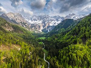 Luftaufnahme des Tals von Zgornje Jezersko im Frühling