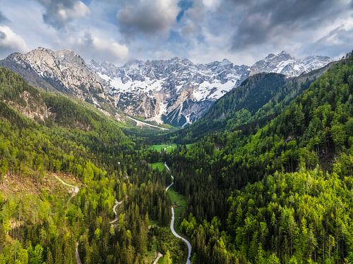 Zgornje Jezersko vallei vanuit de lucht gezien in de lente