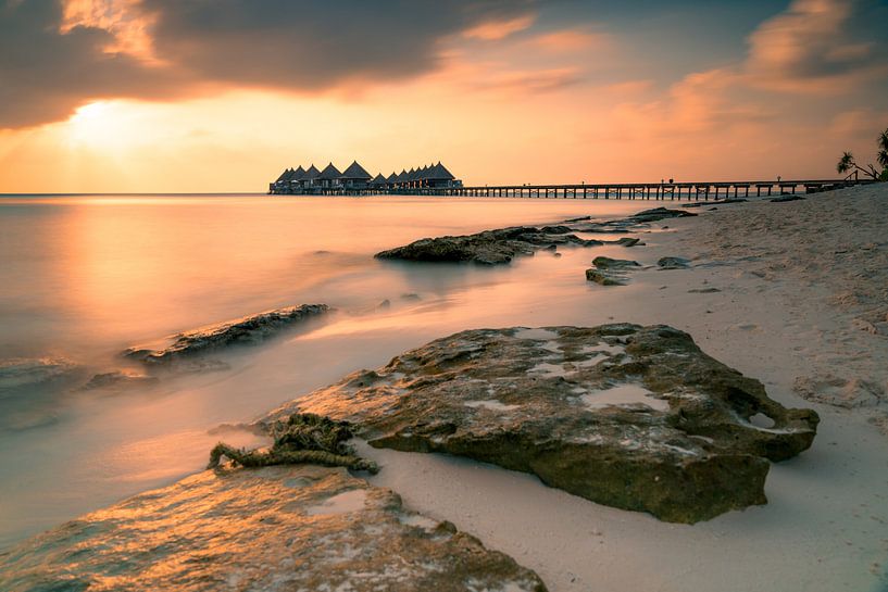 Sonnenuntergang am Strand auf den Malediven von Christian Klös