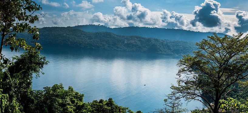 panorama lake by Corrine Ponsen