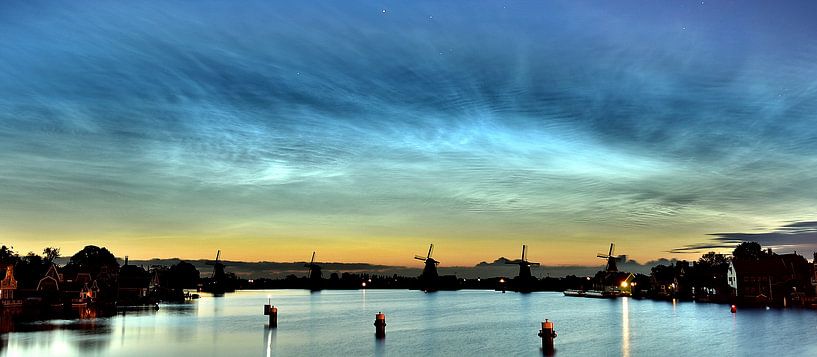 Lichtende Nachtwolken, Zaanse Schans. par Patrick Hartog