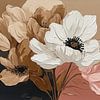 Ein Blumenporträt in sanftem Braun, Weiß und Rosa auf braun-rosa Hintergrund. von J.a Dijkstra